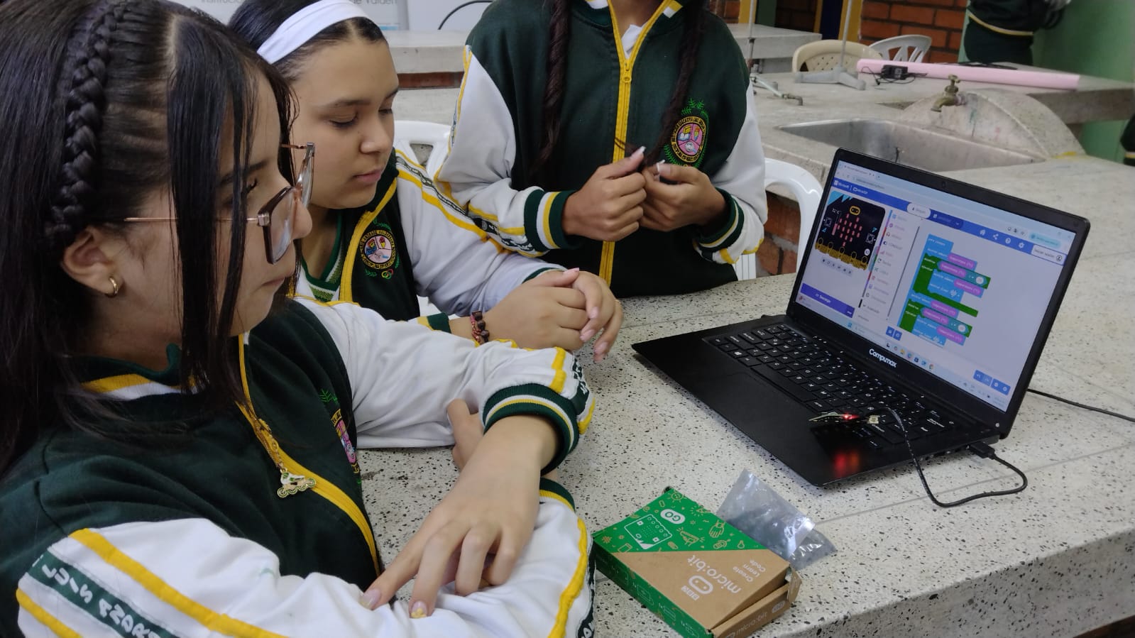 Verificación de código en simulador MakeCode con el kit micro:bit GO