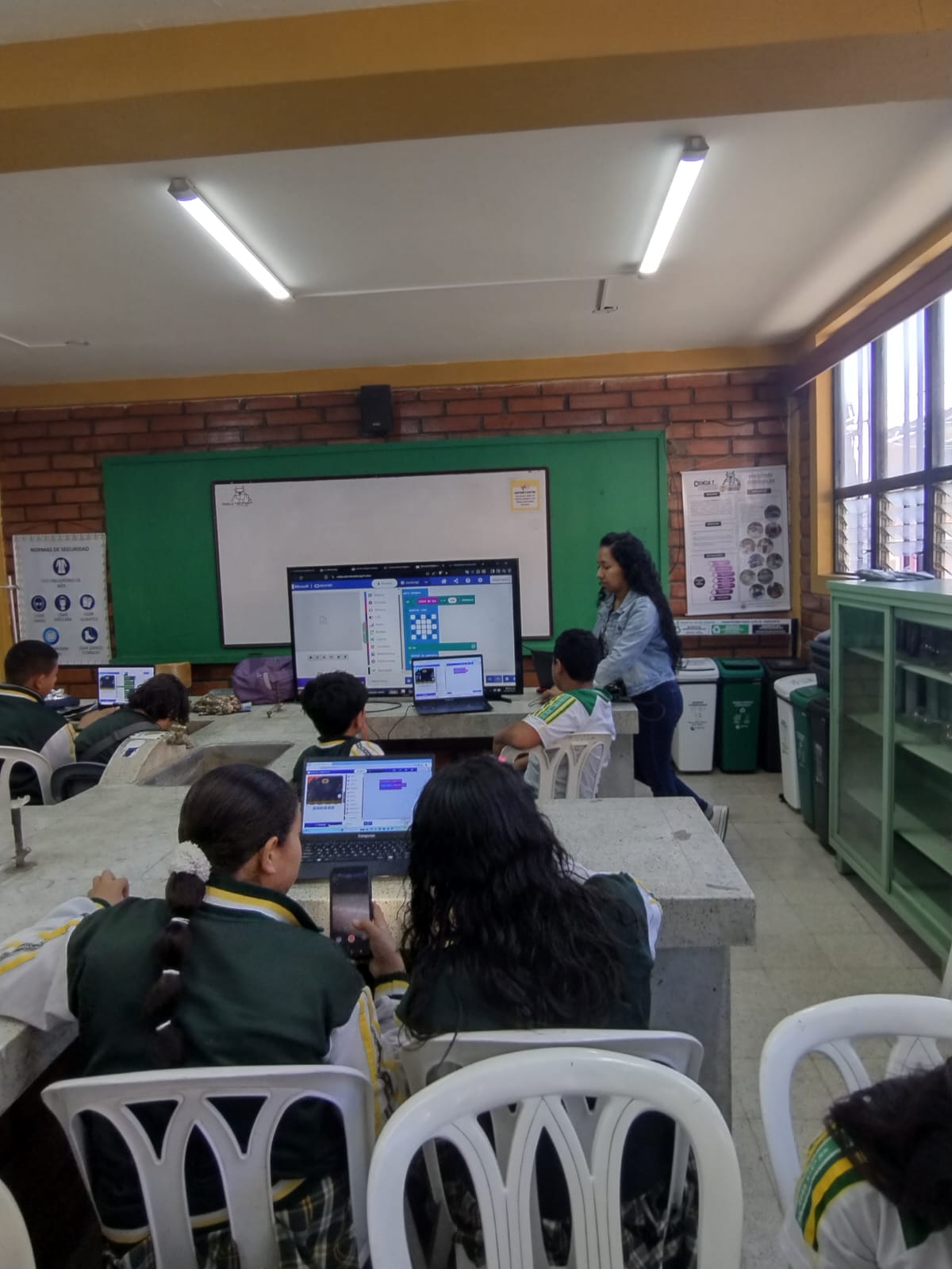 Panorama del taller de codificación colaborativa en el laboratorio