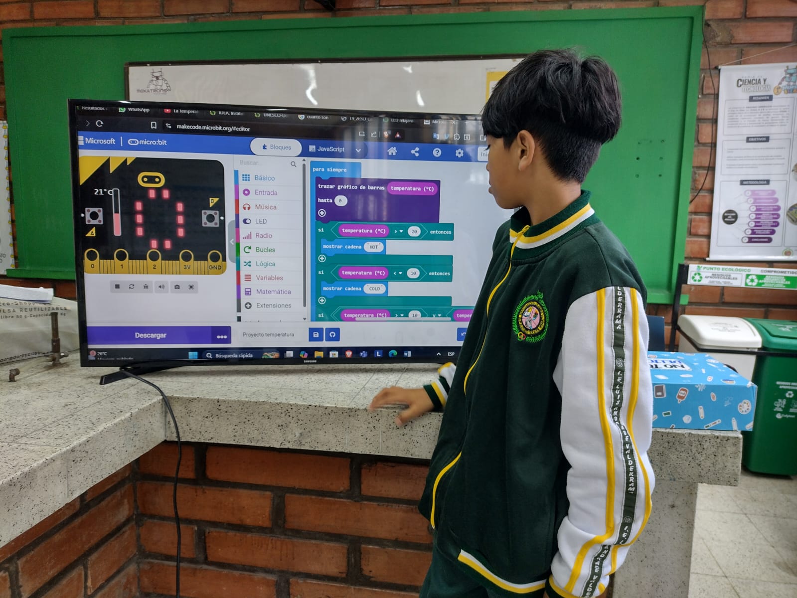 Estudiante sustentando código de alertas de temperatura HOT y COLD