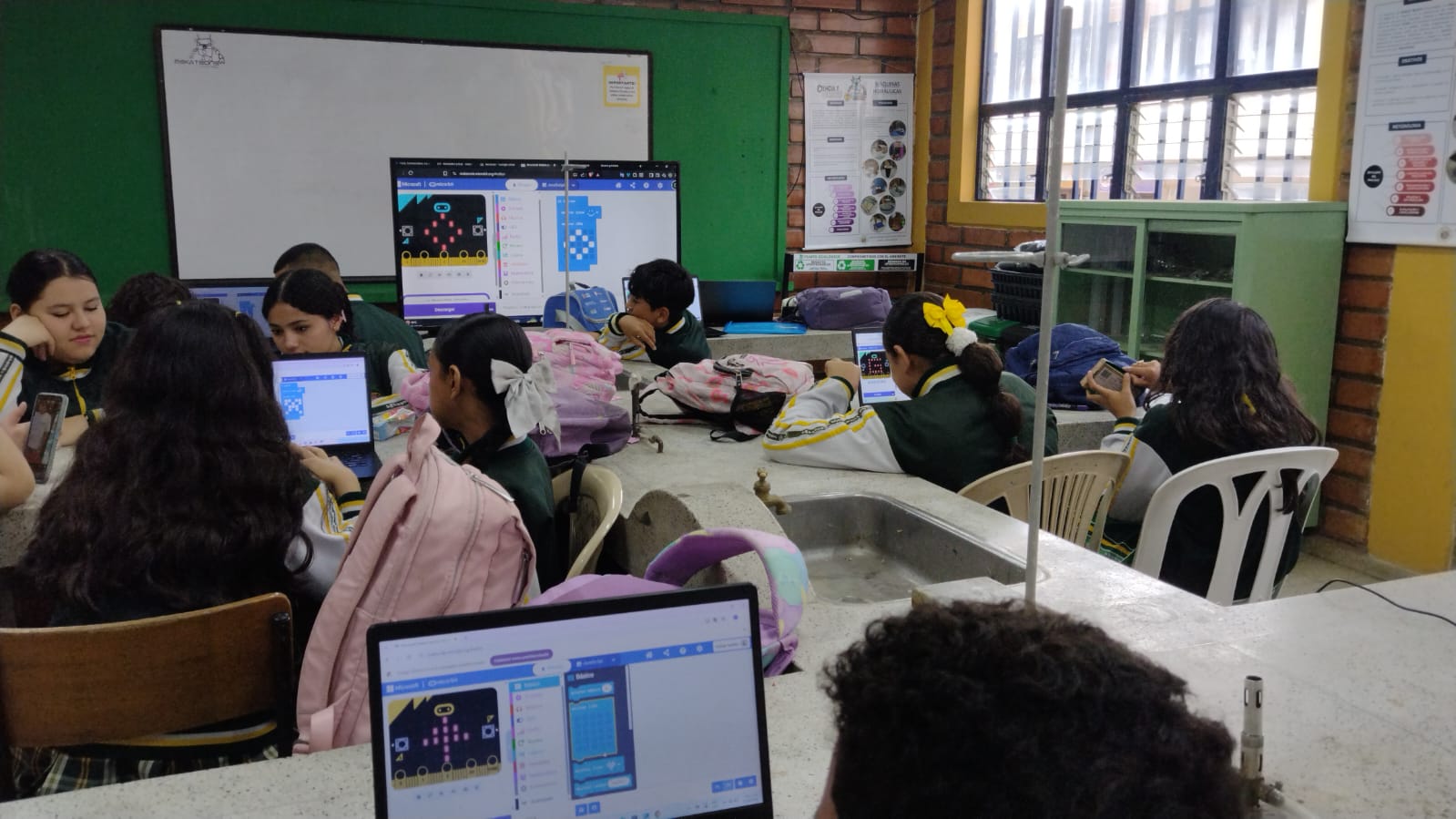 Panorámica del aula taller STEM en la I.E. Luis Andrade Valderrama