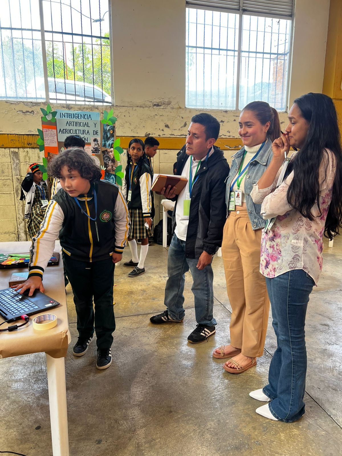 Sustentación del póster Así Construyo Mi Huerto ante evaluadores