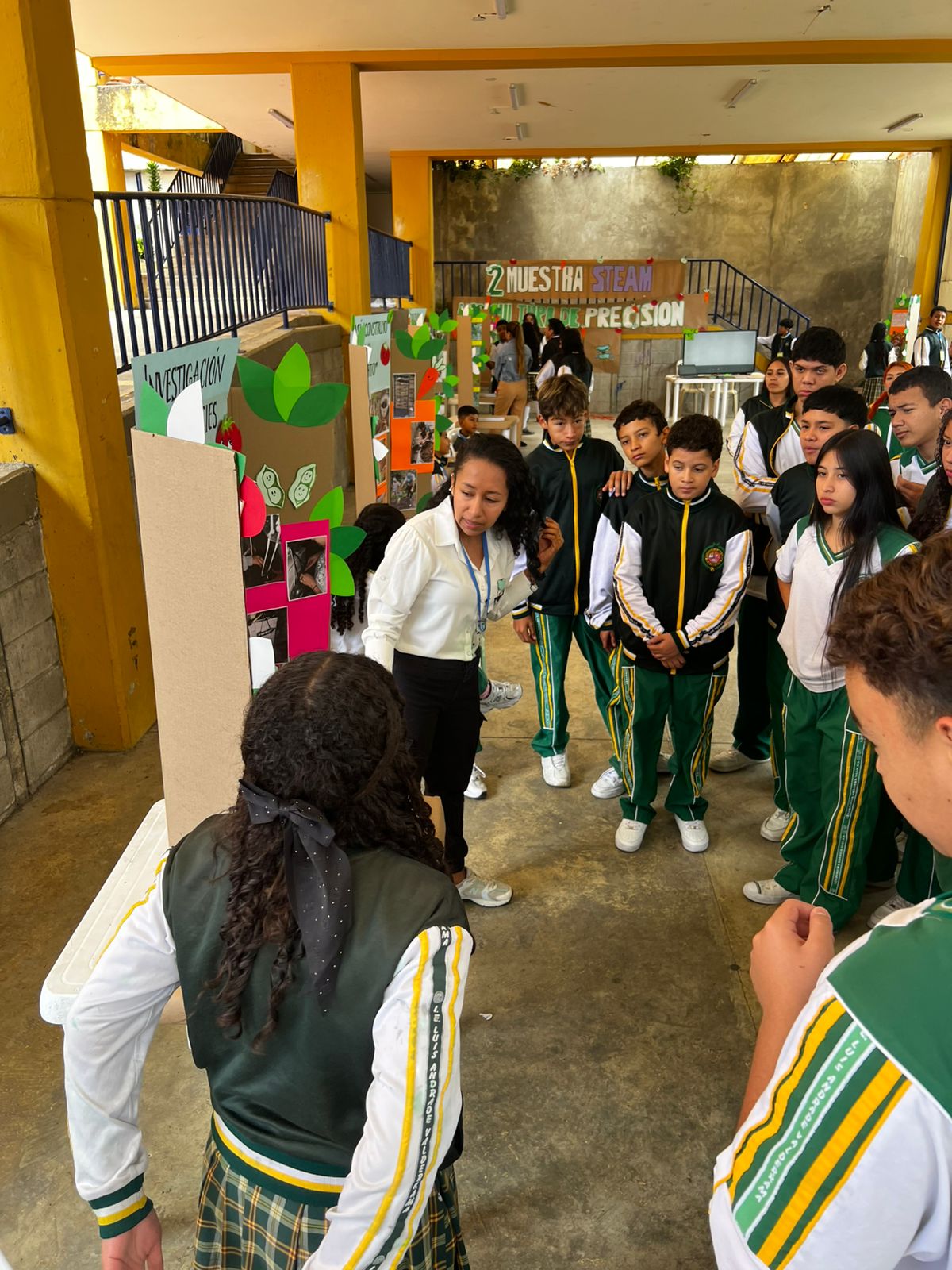 Demostración de código micro:bit ante la docente Karen Viviana Pérez