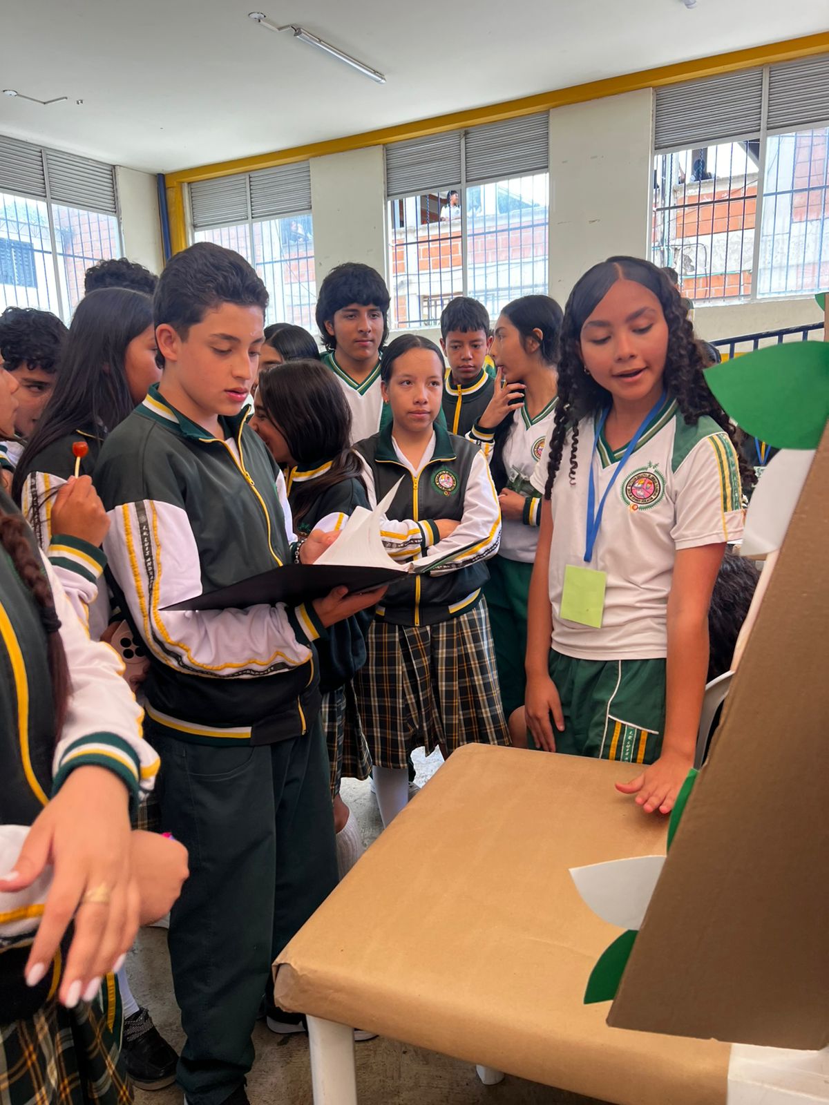 Estudiantes socializando bitácoras de campo y aprendizajes entre pares